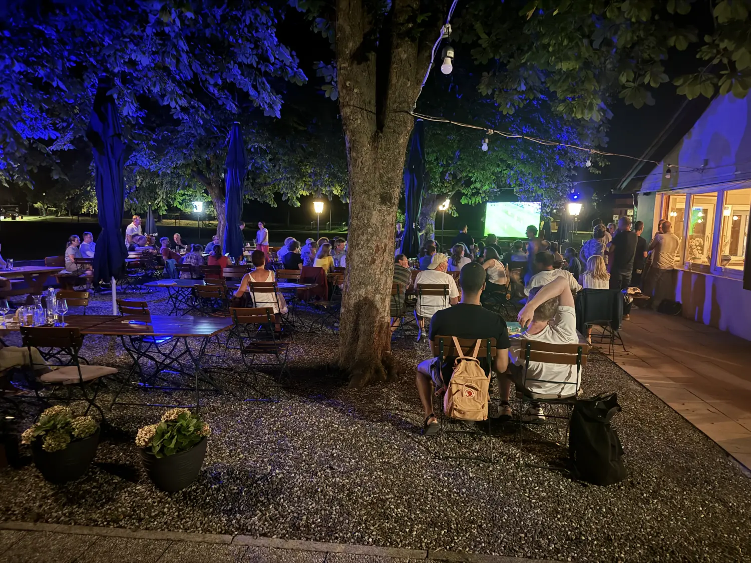 Balkan Grill - Restaurant, das nachts im Freien sitzt