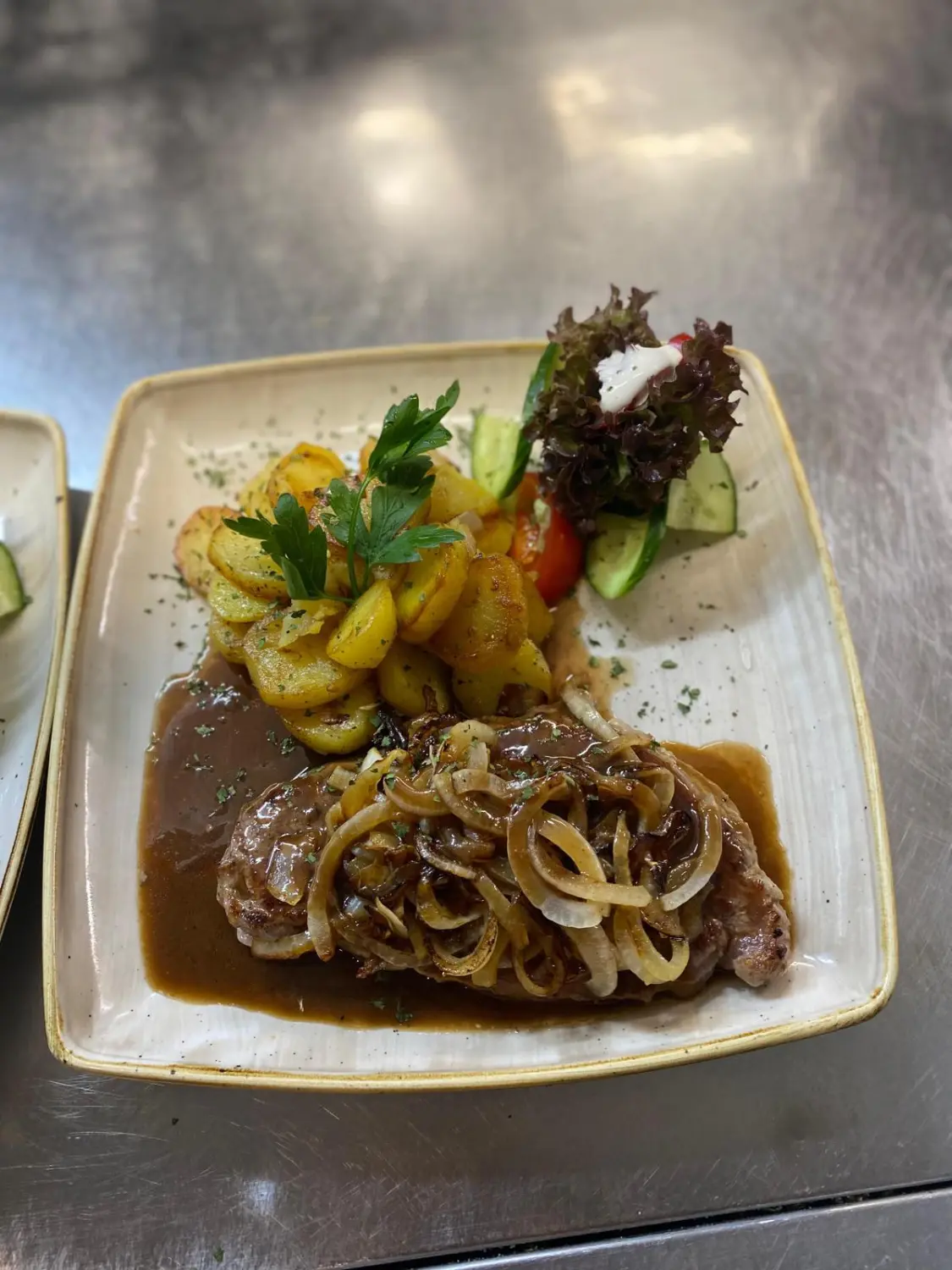 Balkan Grill - Gebratene Zwiebeln, serviert mit Kartoffeln und Salat