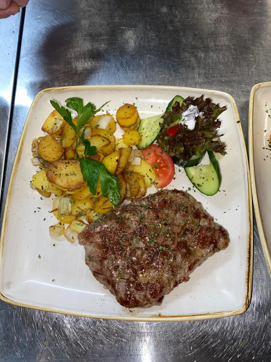 Balkan Grill - Gegrilltes Steak, serviert mit Kartoffeln und Salat 