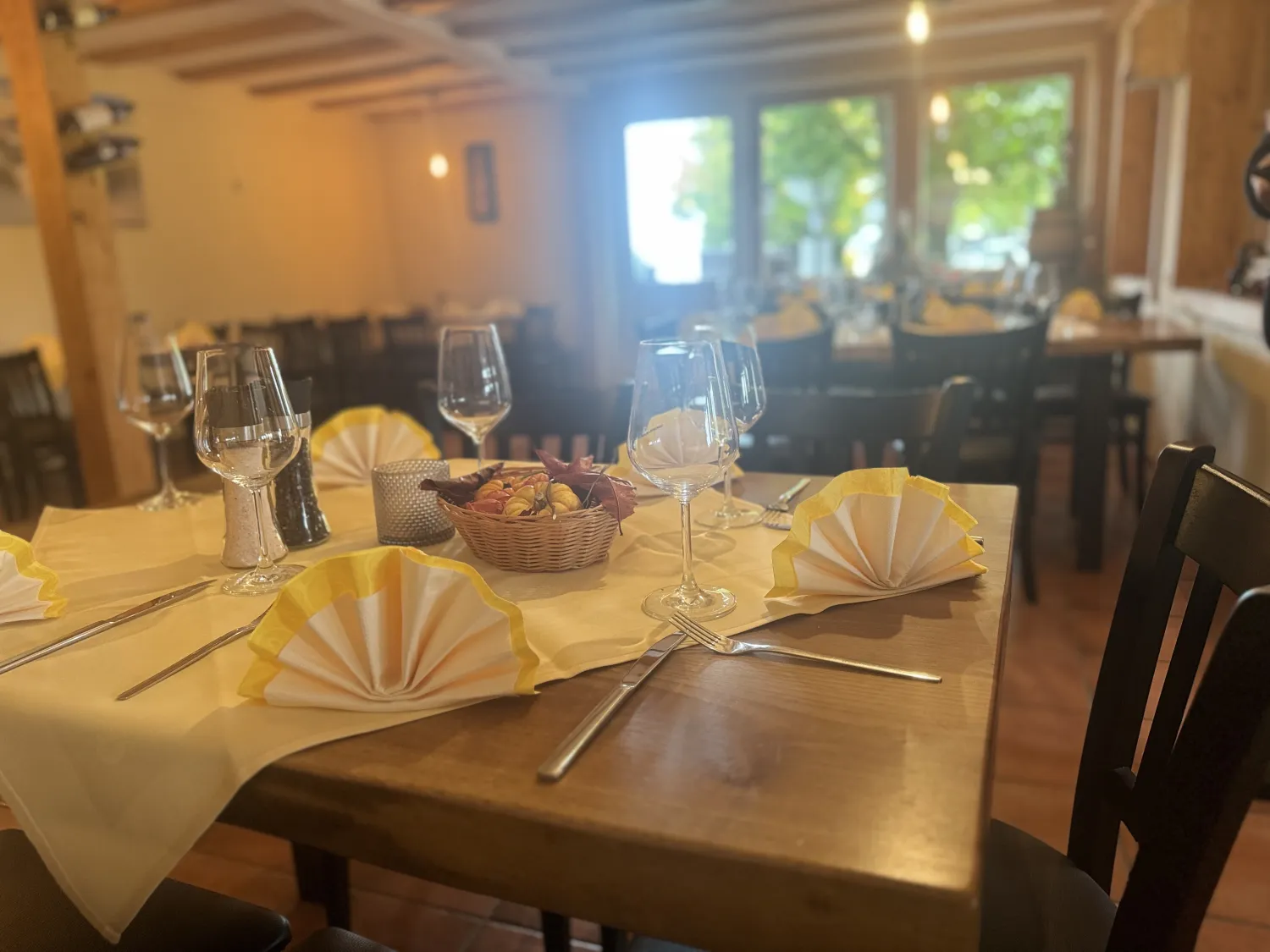 Balkan Grill - Restaurant Tisch mit Servietten, Dekoration Kürbis Korb, Kerze und Utensilien